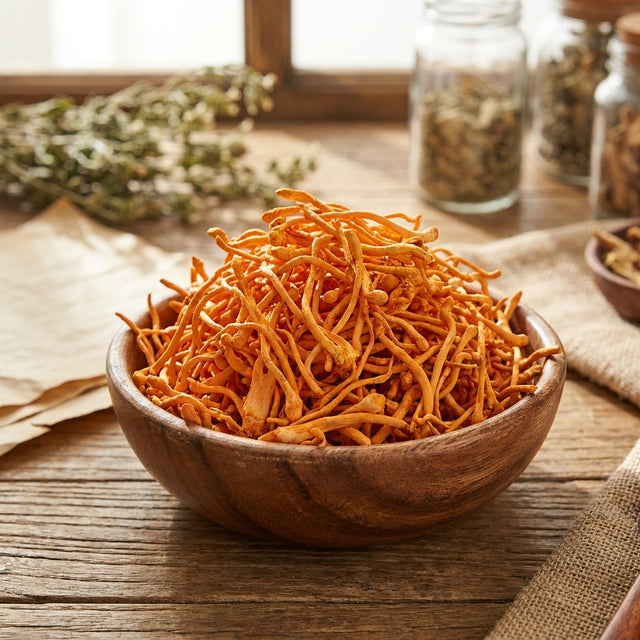 Eine Holzschale mit getrockneten Cordyceps-Pilzen